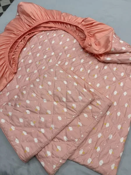 Set gồm 1 ga chun chần bông sz 180*200cm + 2 vỏ gối nằm 45*65cm Mây Hồng cam