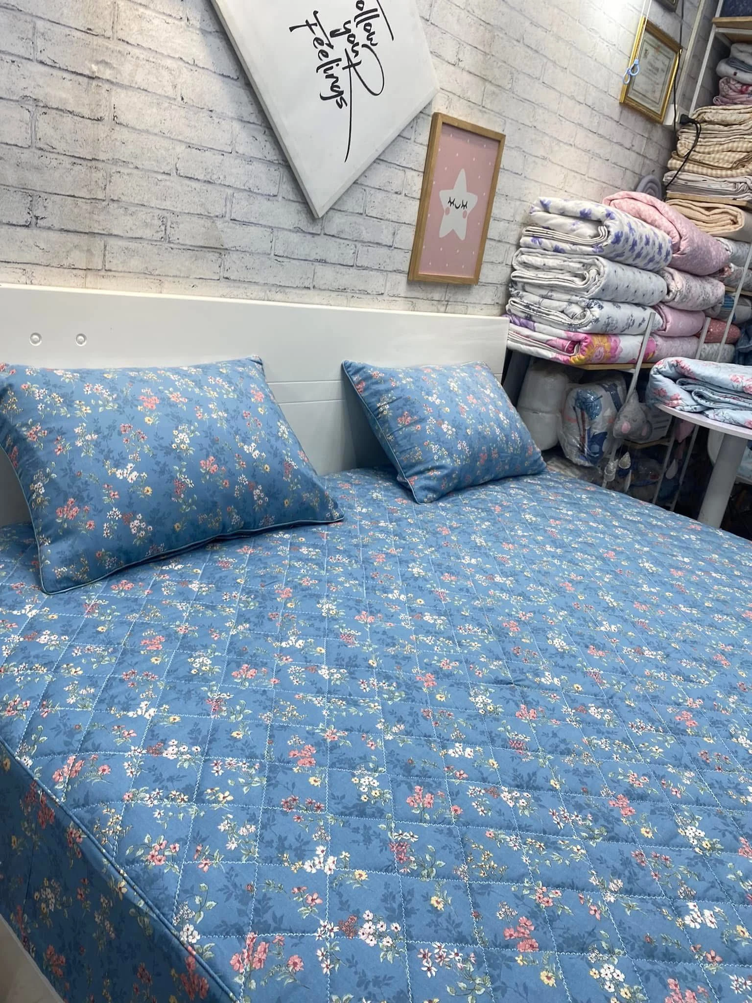 Set gồm 1 ga chun chần bông + 2 vỏ gối nằm 45*65cm hoa xanh