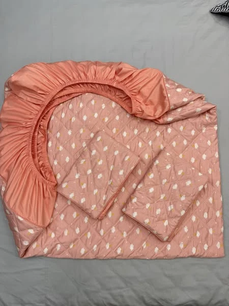 Set gồm 1 ga chun chần bông sz 180*200cm + 2 vỏ gối nằm 45*65cm Mây Hồng cam