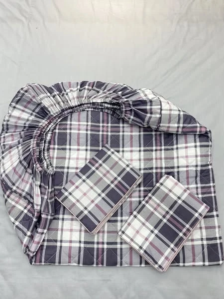 Set gồm 1 ga chun chần bông 160*200cm + 2 vỏ gối nằm 45*65cm kẻ