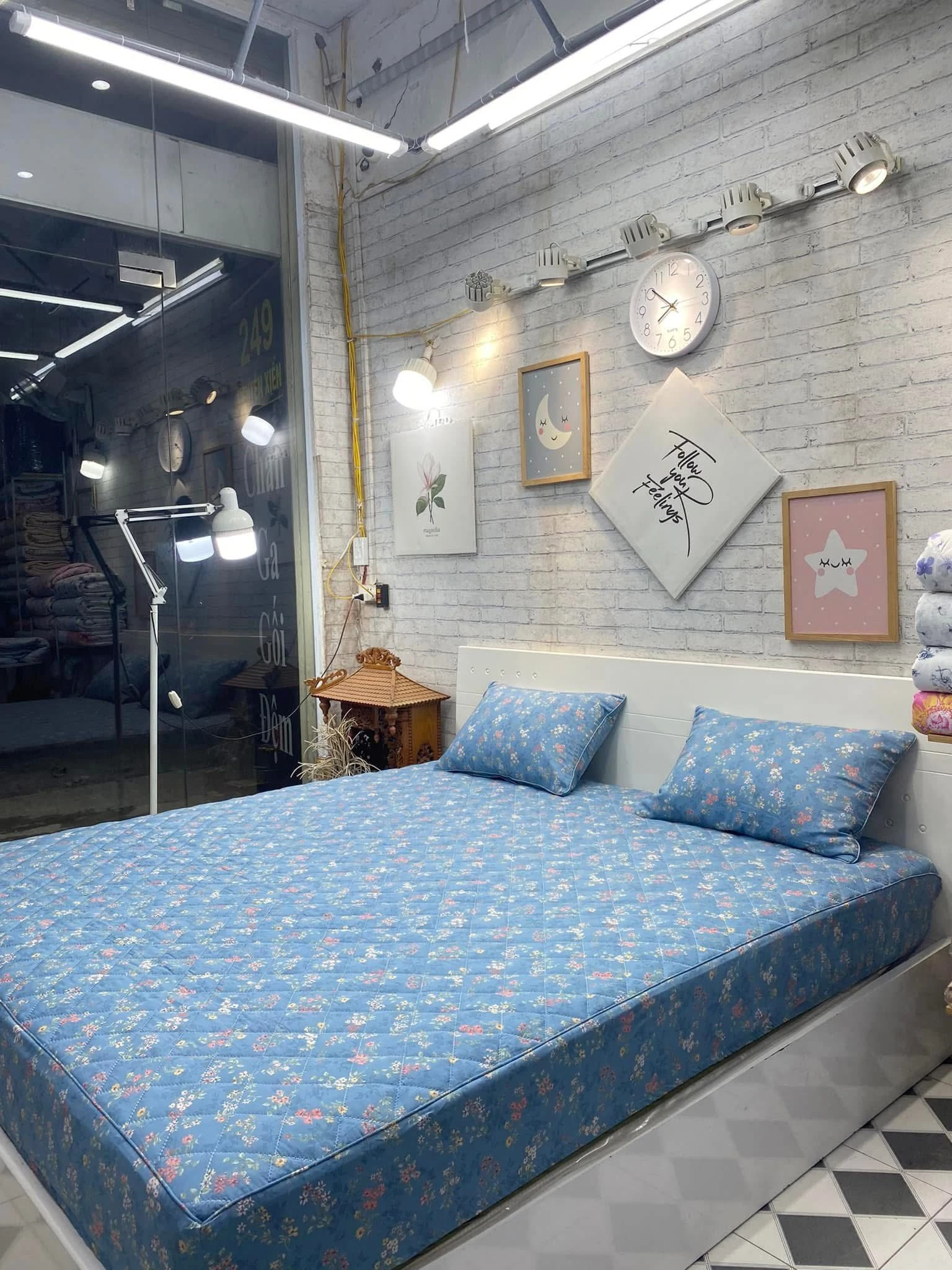 Set gồm 1 ga chun chần bông + 2 vỏ gối nằm 45*65cm hoa xanh