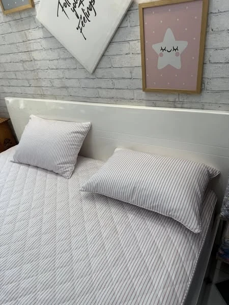 Set gồm 1 ga chun chần bông 180*200cm + 2 vỏ gối nằm 45*65cm kẻ hồng