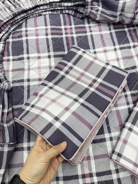 Set gồm 1 ga chun chần bông 160*200cm + 2 vỏ gối nằm 45*65cm kẻ