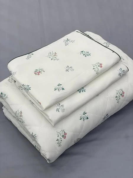 Set gồm 1 ga chun chần bông + 2 vỏ gối nằm 45*65cm hoa xanh nền trắng