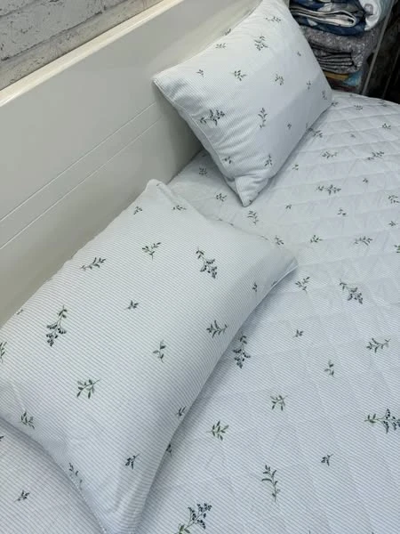 Set gồm 1 ga chun chần bông + 2 vỏ gối nằm 45*65cm kẻ sọc lá xanh nền trắng