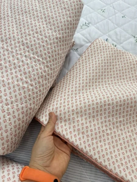 Set gồm 1 ga chun chần bông + 2 vỏ gối nằm 45*65cm họa tiết*