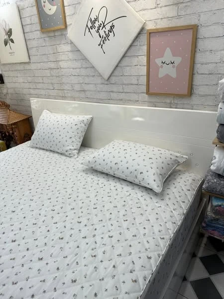 Set gồm 1 ga chun chần 180*200cm + 2 vỏ gối nằm 45*65cm hoa nhí nền trắng
