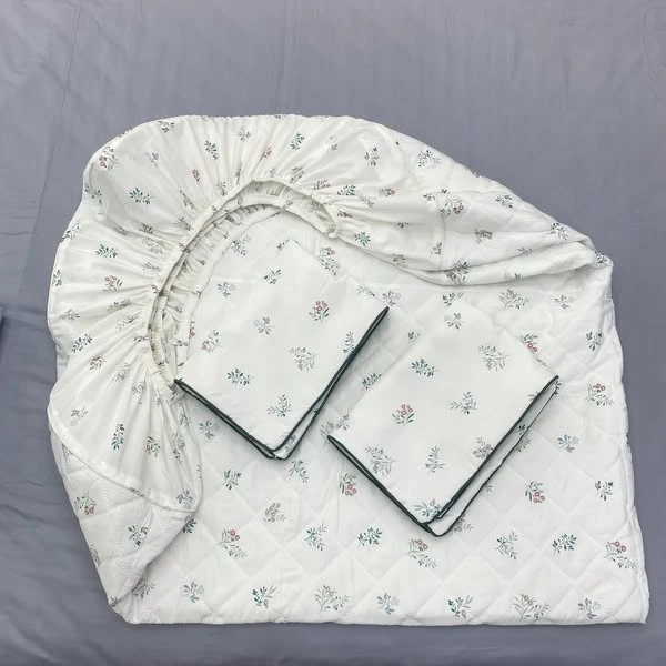 Set gồm 1 ga chun chần bông + 2 vỏ gối nằm 45*65cm hoa xanh nền trắng
