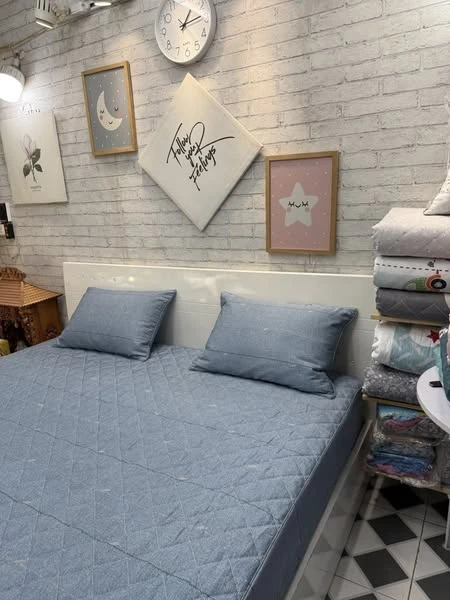 Set gồm 1 ga chun chần bông + 2 vỏ gối nằm 45*65cm kẻ xanh đá