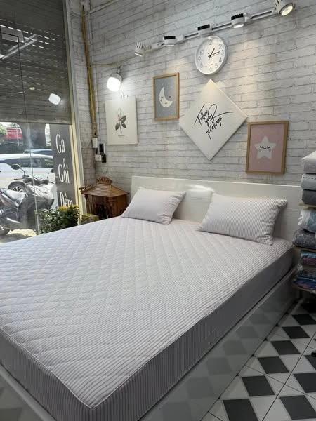 Set gồm 1 ga chun chần bông 180*200cm + 2 vỏ gối nằm 45*65cm kẻ hồng