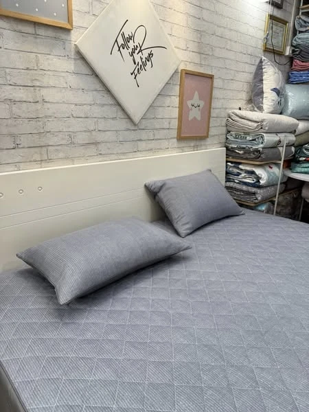 Set gồm 1 ga chun chần bông 180*200cm + 2 vỏ gối nằm 45*65cm