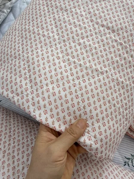 Set gồm 1 ga chun chần bông + 2 vỏ gối nằm 45*65cm họa tiết*