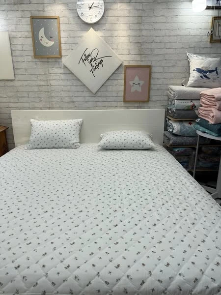 Set gồm 1 ga chun chần 180*200cm + 2 vỏ gối nằm 45*65cm hoa nhí nền trắng
