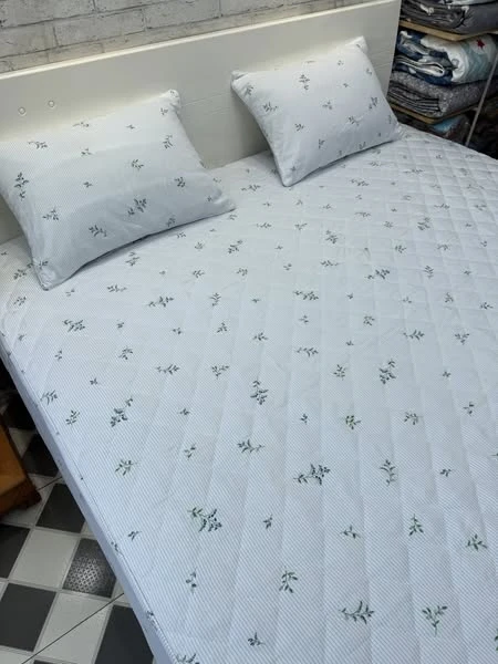 Set gồm 1 ga chun chần bông + 2 vỏ gối nằm 45*65cm kẻ sọc lá xanh nền trắng