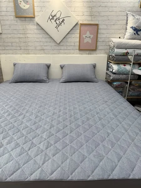 Set gồm 1 ga chun chần bông 180*200cm + 2 vỏ gối nằm 45*65cm