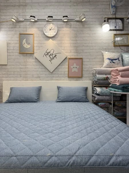 Set gồm 1 ga chun chần bông + 2 vỏ gối nằm 45*65cm kẻ xanh đá