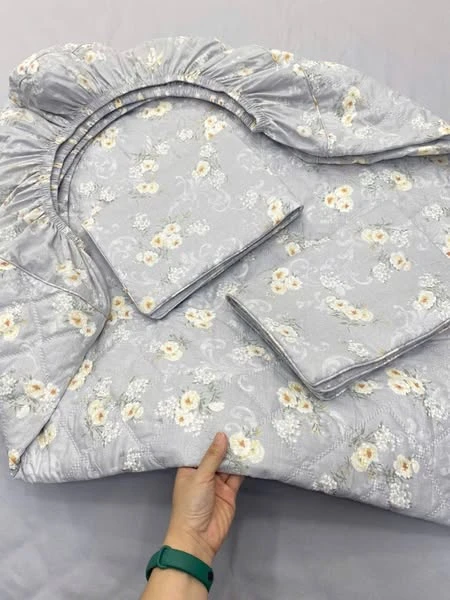 Set 1 ga chun chần bông sz + 2 vỏ gối nằm sz 45cm x 65cm hoa nhí vàng nền ghi