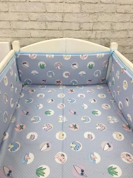 Bộ sản phẩm Đệm-Ga-Quây cũi cho bé mẫu Các bạn thú nền chấm bi xanh dịu nhẹ