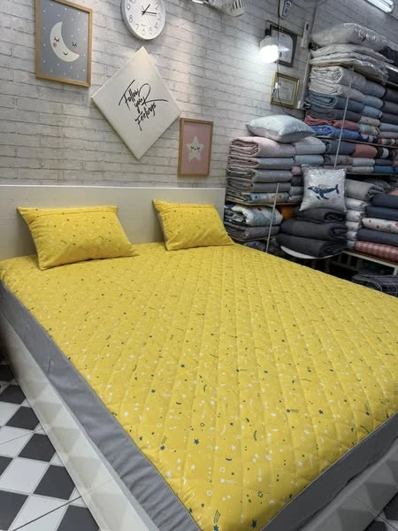 Sale 1 ga chun chần bông sz 180cm x 200cm + 2 vỏ gối nằm sao nền vàng chanh