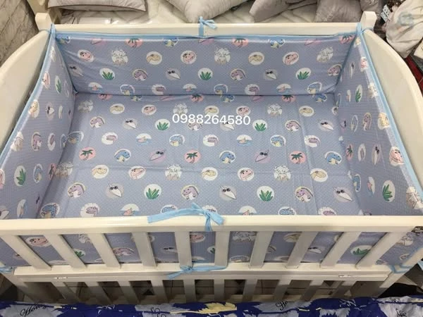 Bộ sản phẩm Đệm-Ga-Quây cũi cho bé mẫu Các bạn thú nền chấm bi xanh dịu nhẹ