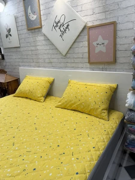 Sale 1 ga chun chần bông sz 180cm x 200cm + 2 vỏ gối nằm sao nền vàng chanh