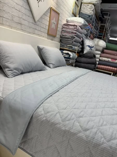 Bộ chăn ga gối Lụa Modal Hàn Quốc Kẻ sọc xanh ghi đơn giản mà đẹp lắm.