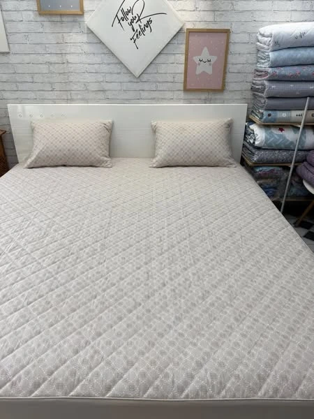 Set gồm 1 ga chun chần bông lụa modal + 2 vỏ gối nằm 45*65cm vàng be