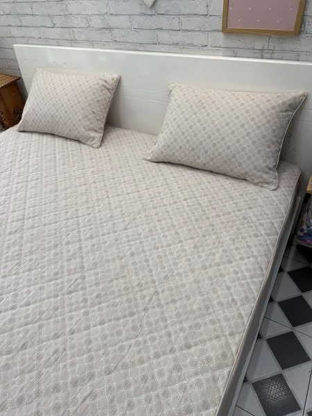 Set gồm 1 ga chun chần bông lụa modal + 2 vỏ gối nằm 45*65cm vàng be