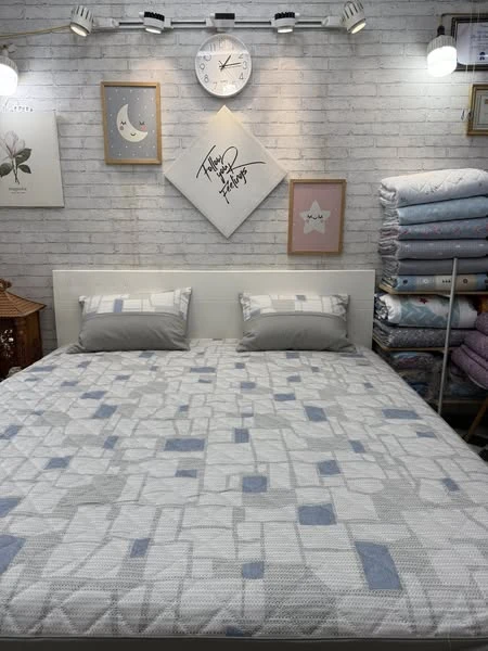 Sale 1 ga chun chần bông cotton sz 180cm x 200cm + 2 Vỏ gối 45*65cm hình khối