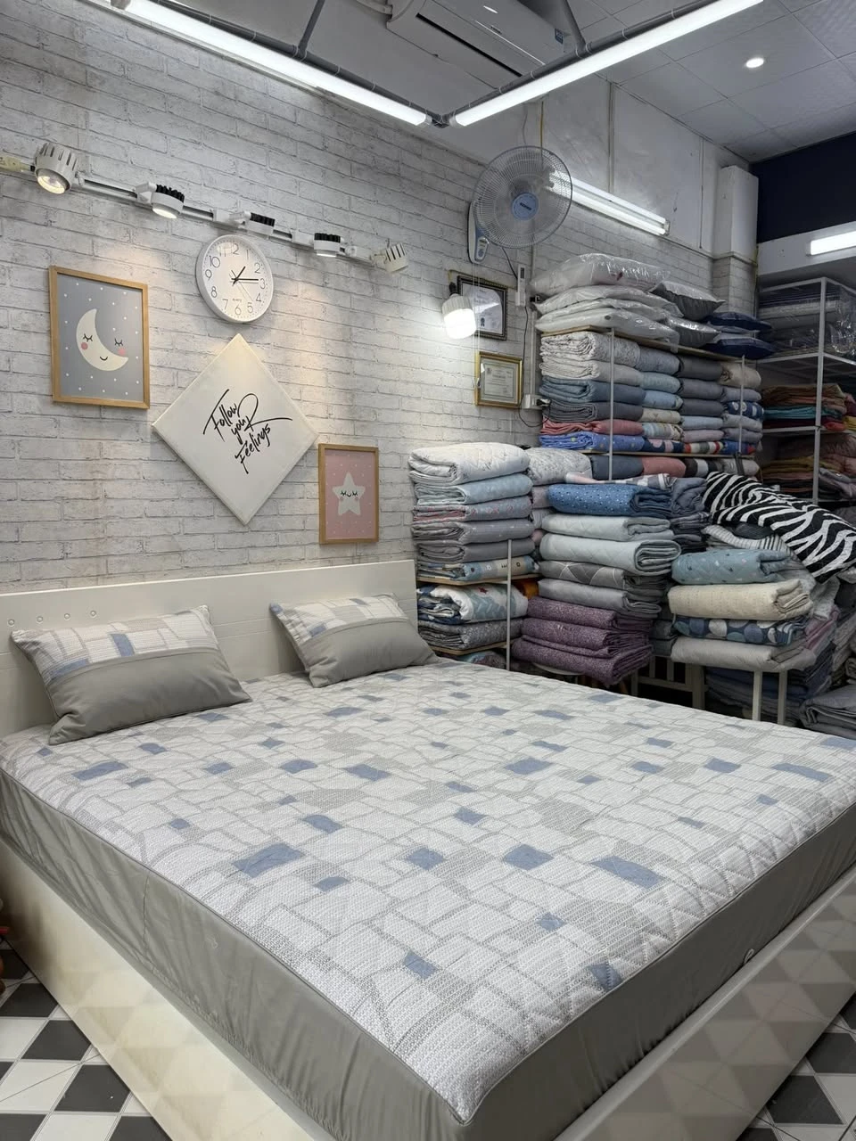 Set gồm 1 ga chun chần bông + 2 vỏ gối nằm 45*65cm mẫu 3D gối phối