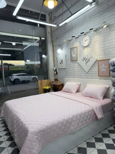 Bộ chăn ga gối Lụa Modal Hàn Quốc Màu Hồng ga vải đậm màu hơn chăn và gối 1 tông ạ.