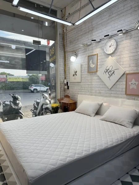 Sale 1 ga chun chần bông lụa modal sz 180cm x 200cm + 2 Vỏ gối 45*65cm Hoa nhí nền Be