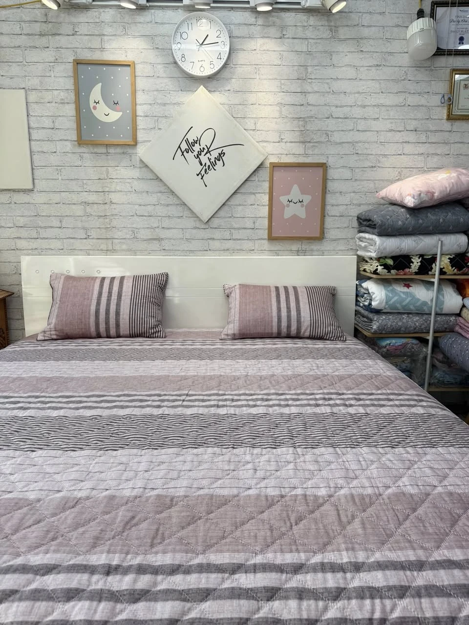 Set gồm 1 ga chun chần bông 180*200cm + 2 vỏ gối nằm 45*65cm kẻ hồng phấn