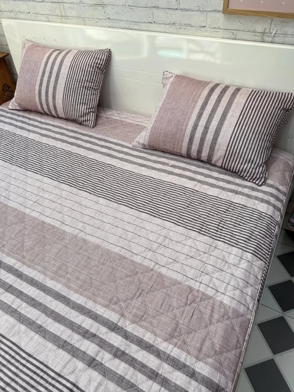 Set gồm 1 ga chun chần bông 180*200cm + 2 vỏ gối nằm 45*65cm kẻ hồng phấn