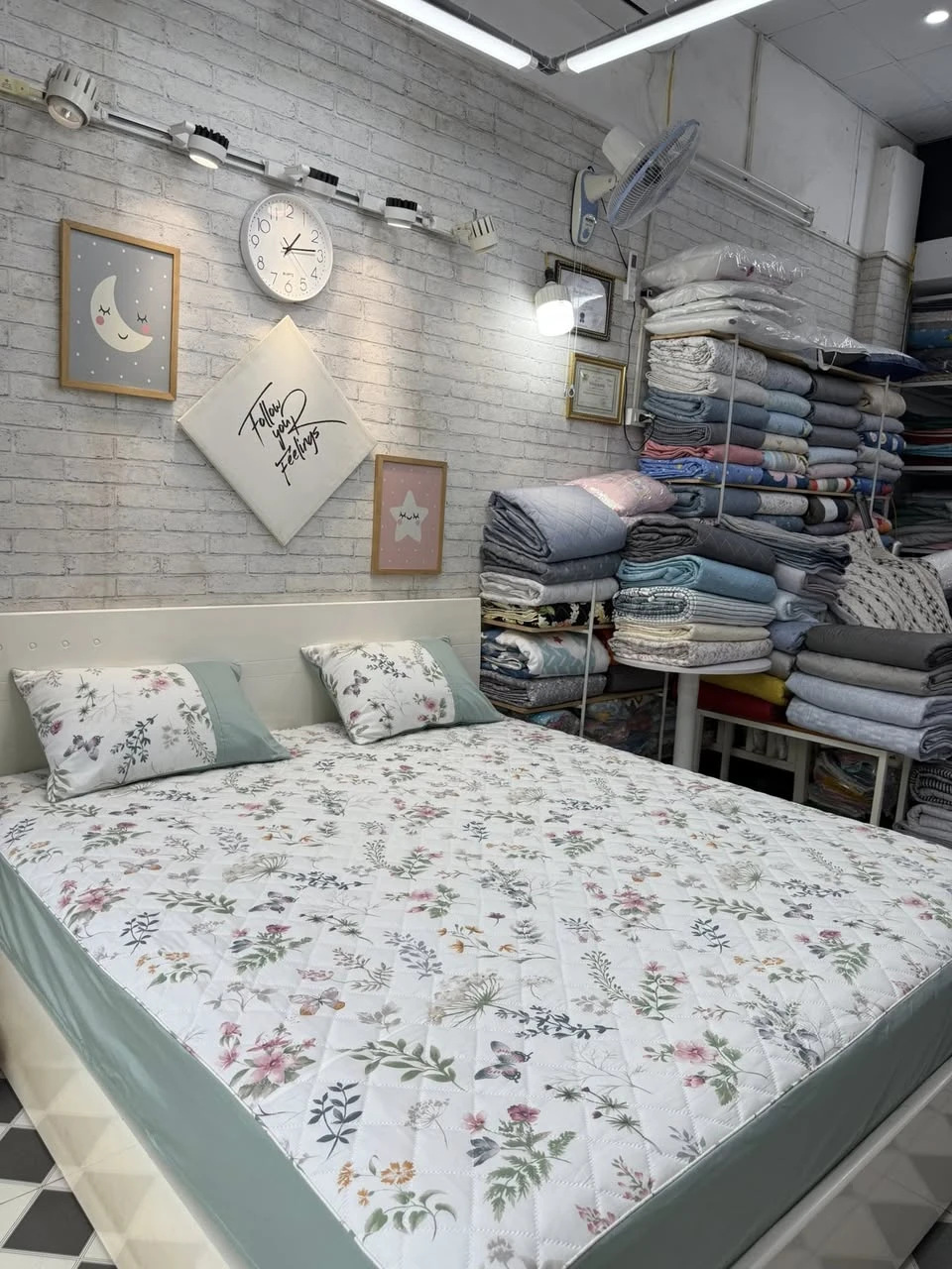 Set 1 ga chun chần bông sz 180cm x 200cm  2 vỏ gối nằm sz 45cm X 65cm bướm hoa