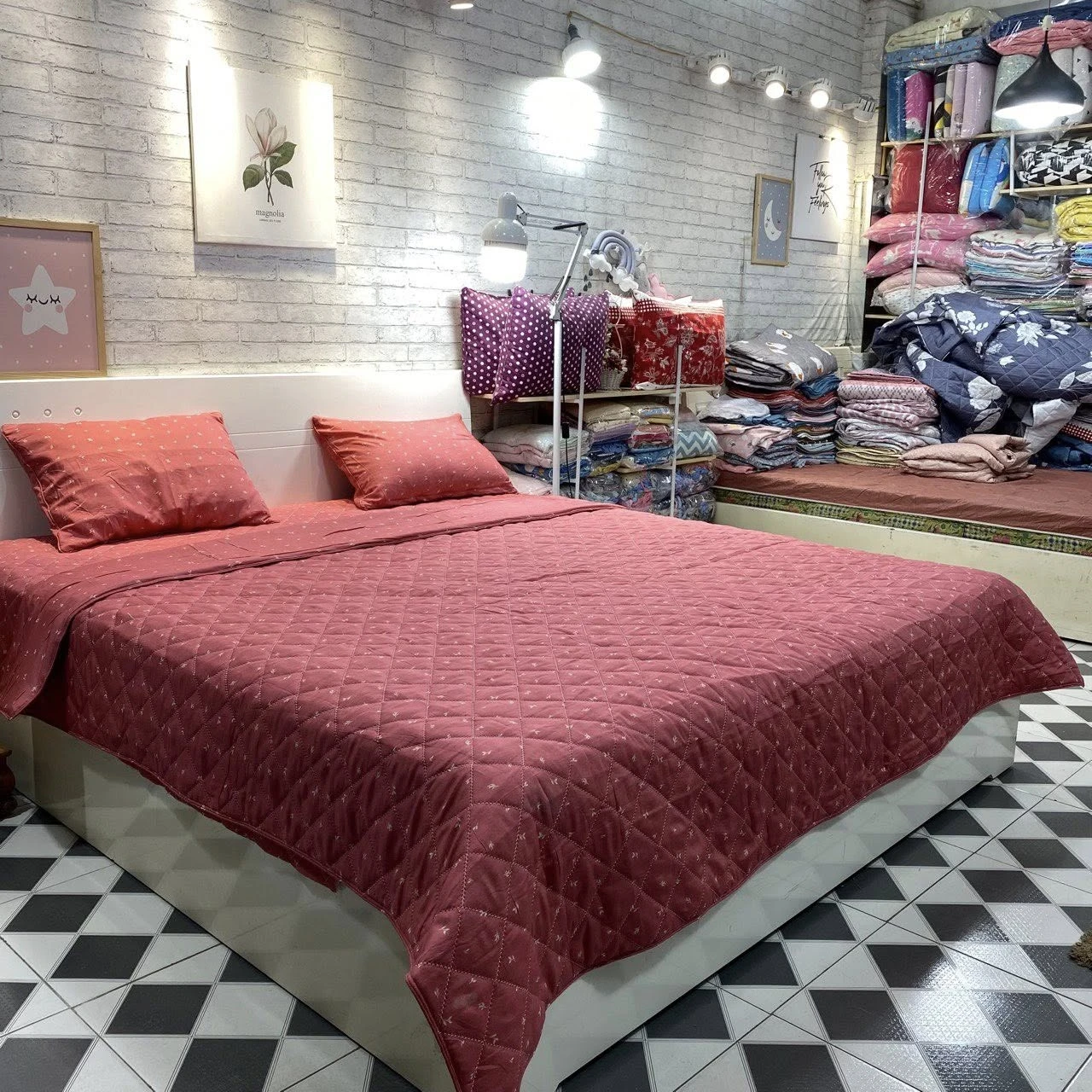 Bộ chăn ga gối Lụa Modal Hàn Quốc Mẫu lá đỏ này xjnh lắm ạ. Màu đỏ đẹp lạ nha