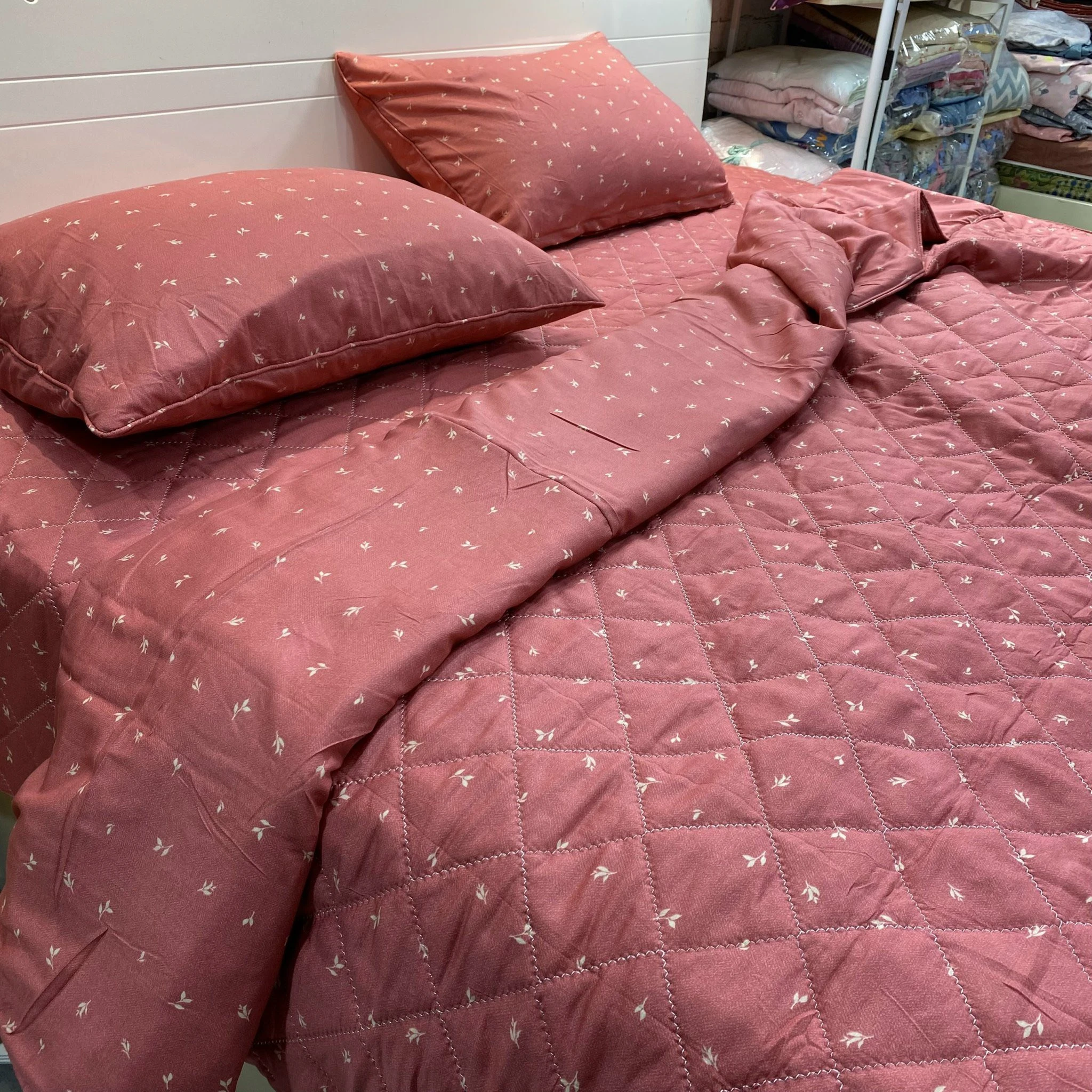 Bộ chăn ga gối Lụa Modal Hàn Quốc Mẫu lá đỏ này xjnh lắm ạ. Màu đỏ đẹp lạ nha