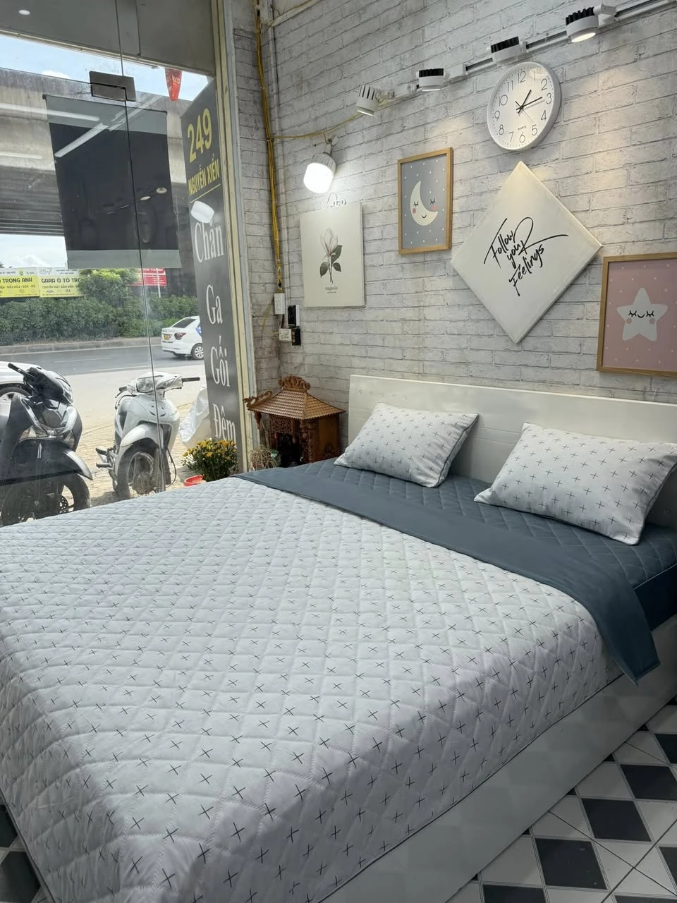 Bộ chăn ga gối Lụa Modal Hàn Quốc Mẫu này xjnh quá các chị ơi.  Họa tiết dấu + xanh, mix ga xanh, mặt sau màu xanh, đẹp xỉu.