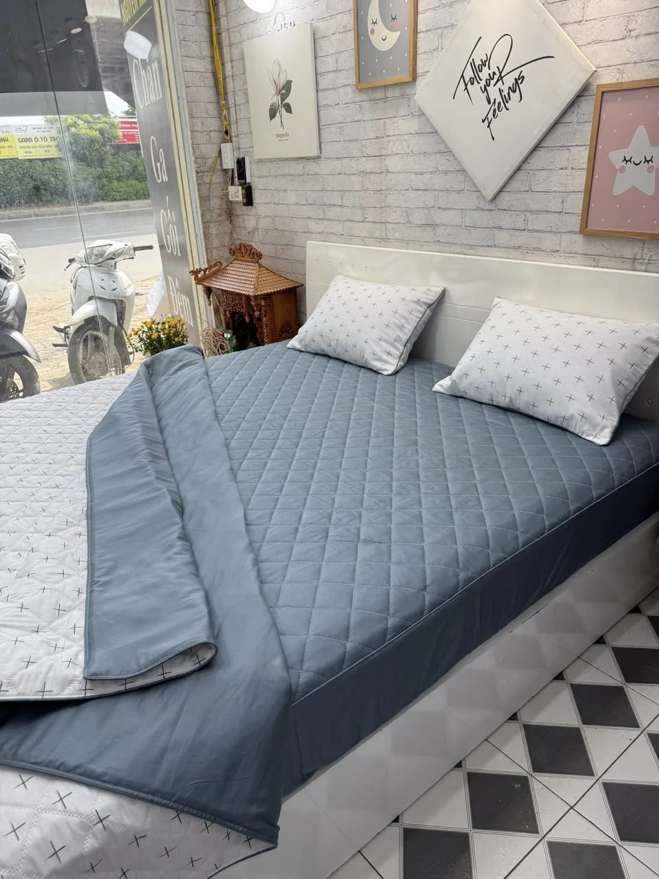 Bộ chăn ga gối Lụa Modal Hàn Quốc Mẫu này xjnh quá các chị ơi.  Họa tiết dấu + xanh, mix ga xanh, mặt sau màu xanh, đẹp xỉu.