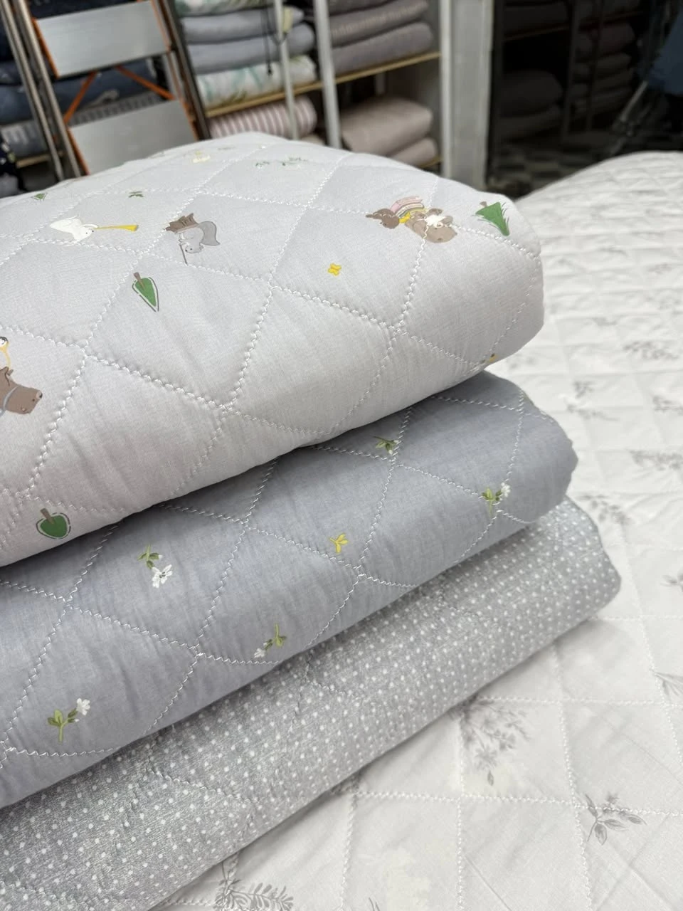 Khách ưng màu ghi lắm, chọn toàn ghi nha.