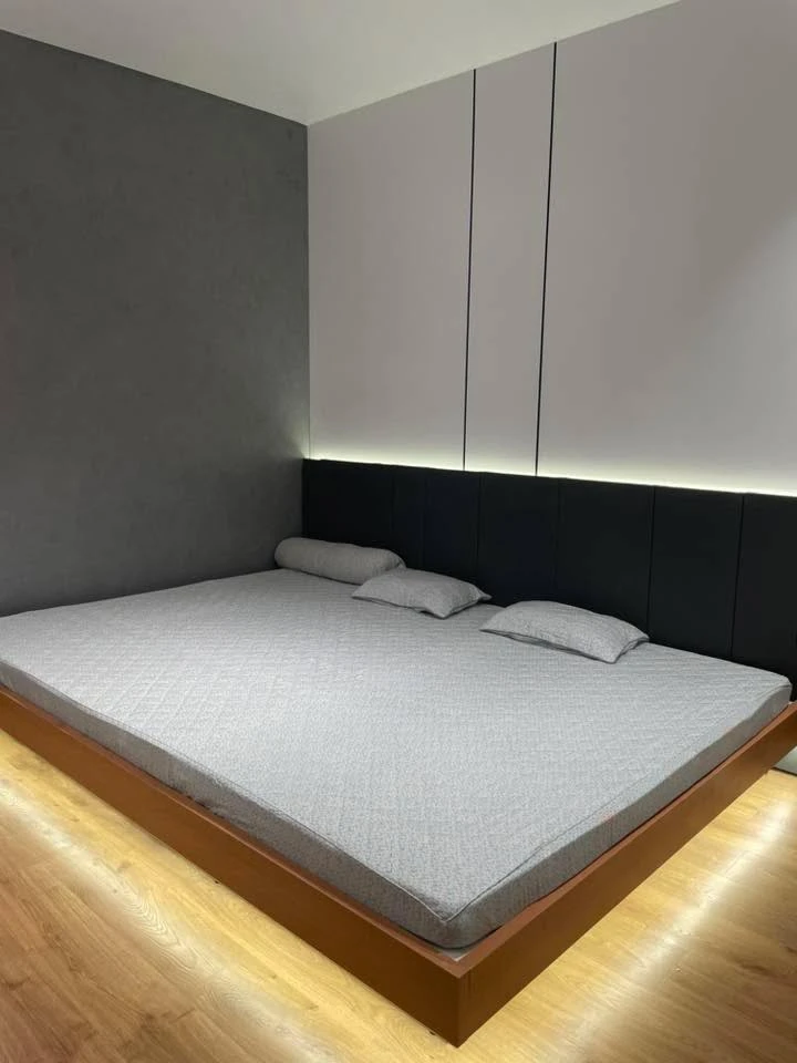 Các c đặt giường ngoại cỡ yên tâm nhé .  Cỡ giường như mẫu 2m8 x 2m đấy ạ.  Ga bên em sản xuất riêng vừa đẹp lắm ạ.