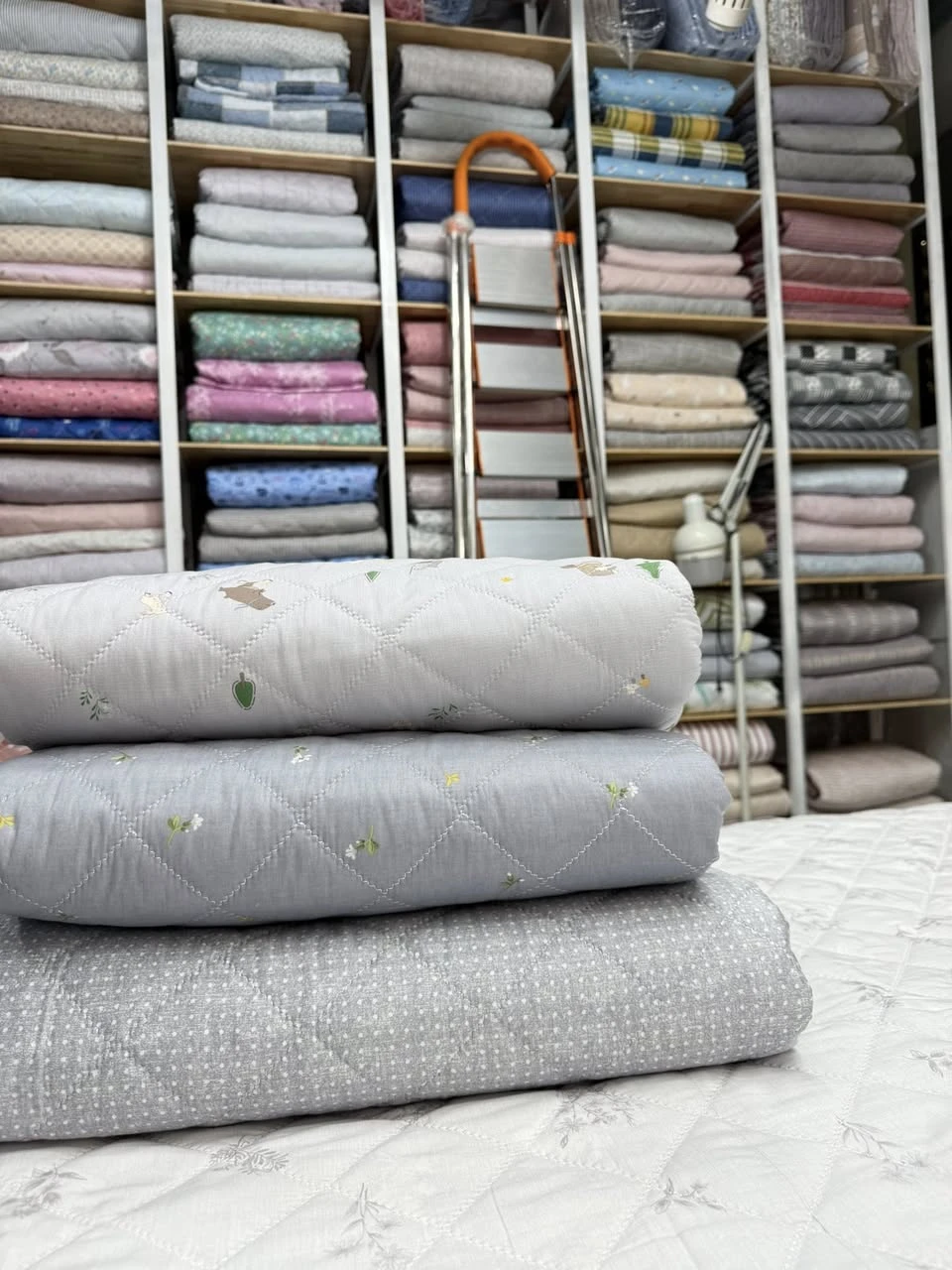 Khách ưng màu ghi lắm, chọn toàn ghi nha.