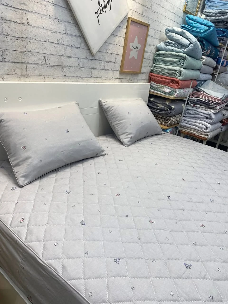 Bộ chăn ga gối Lụa Modal Hàn Quốc Hoa nhí ghi xinh lắm. Shop còn 1 set thoy ạ.