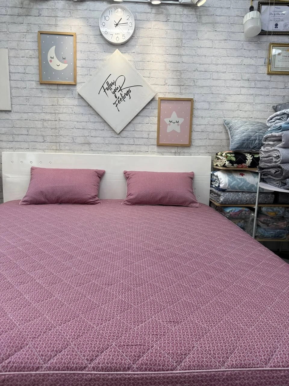 Set ga gối hoa văn đỏ sang chảnh.