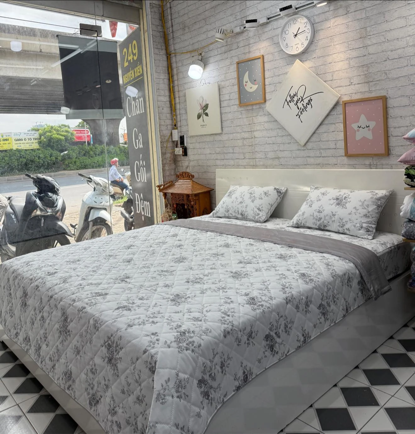 Bộ chăn ga gối Lụa Modal Hàn Quốc hoa ghi nền trắng kem