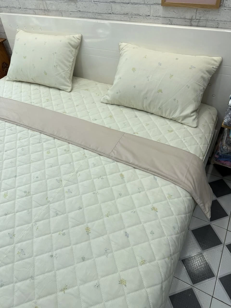 Bộ chăn ga gối Lụa Modal Hàn Quốc hoa rơi nền vàng xjnh lắm