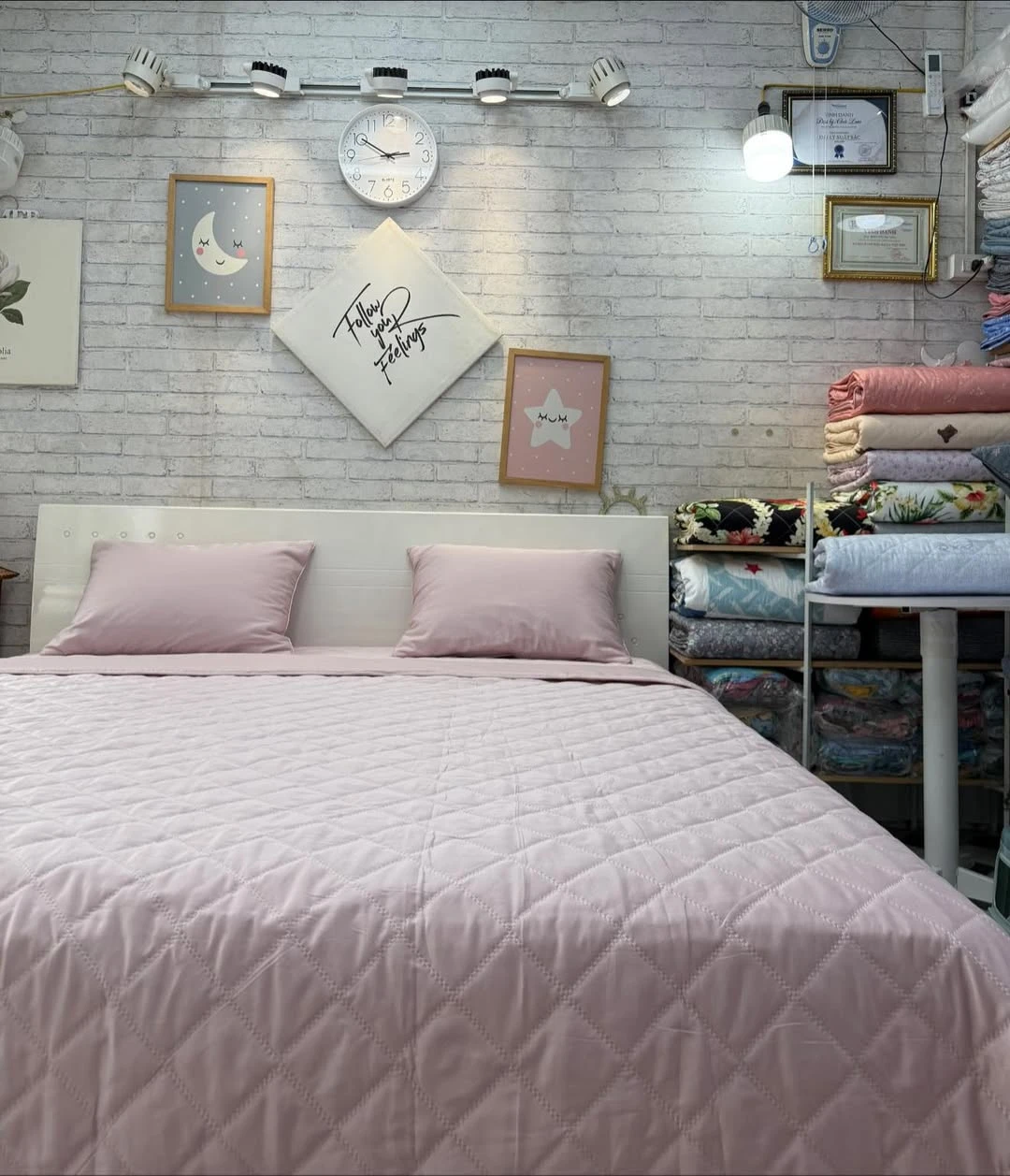 Bộ chăn ga gối Lụa Modal Hàn Quốc Mẫu Hồng ruốc xjnh lắm ạ.