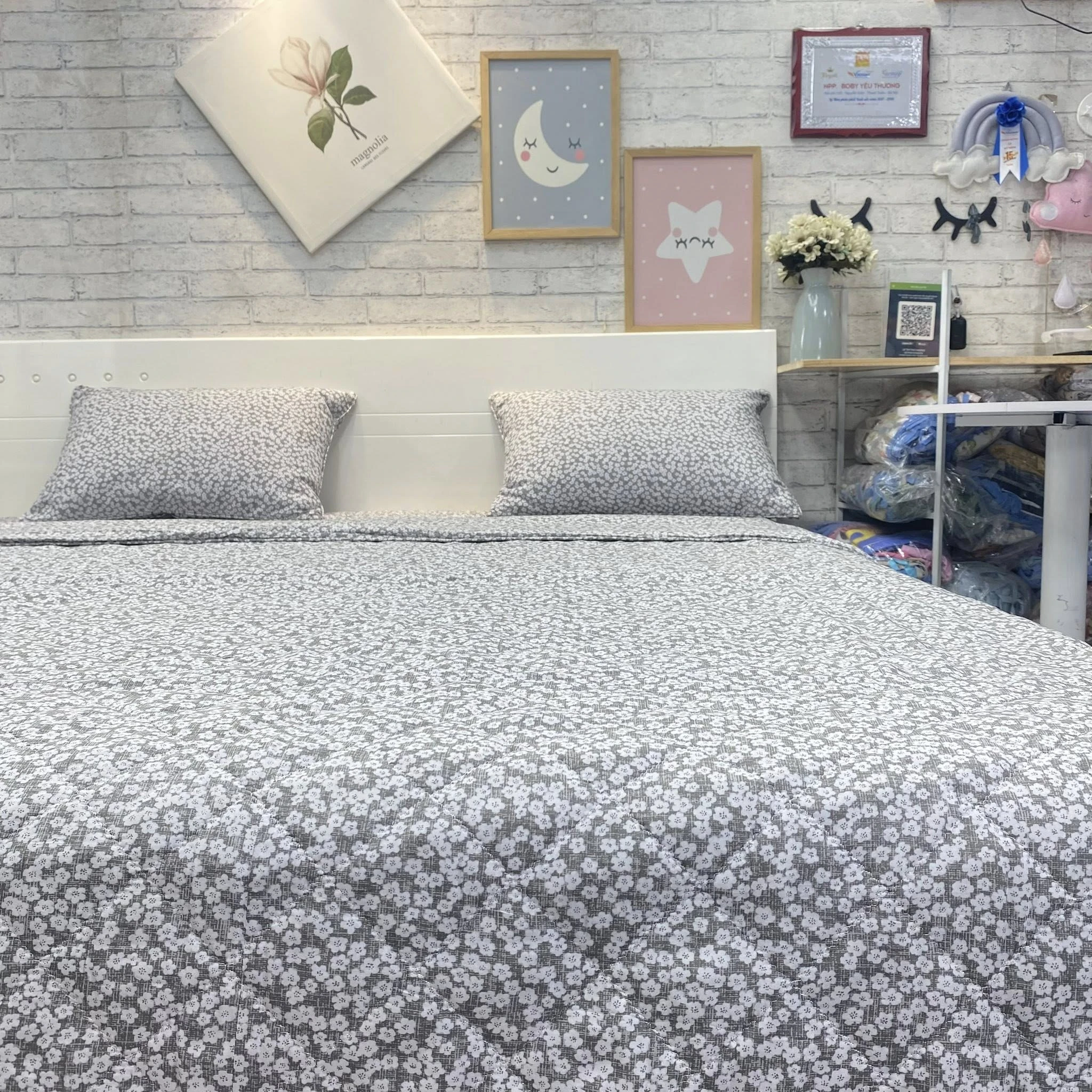 Bộ chăn ga gối Lụa Modal Hàn Quốc hoa nhí trắng nền ghi xám