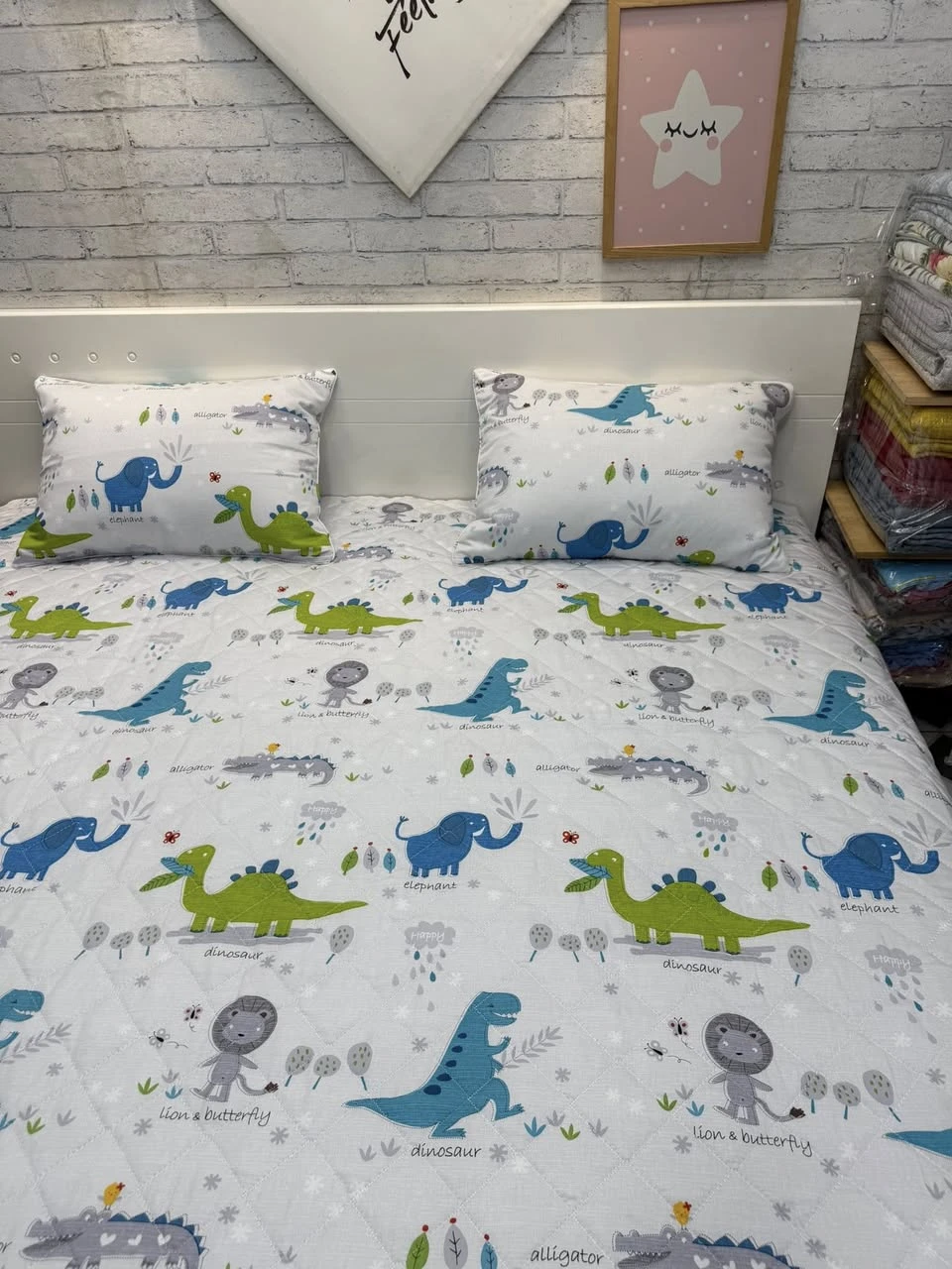 Bộ chăn ga gối Lụa Modal Hàn Quốc khủng long xanh nền trắng kem