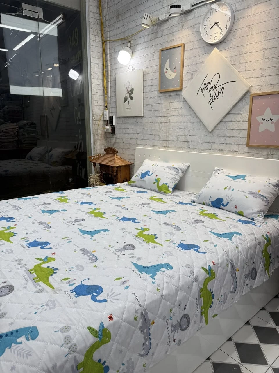 Bộ chăn ga gối Lụa Modal Hàn Quốc khủng long xanh nền trắng kem